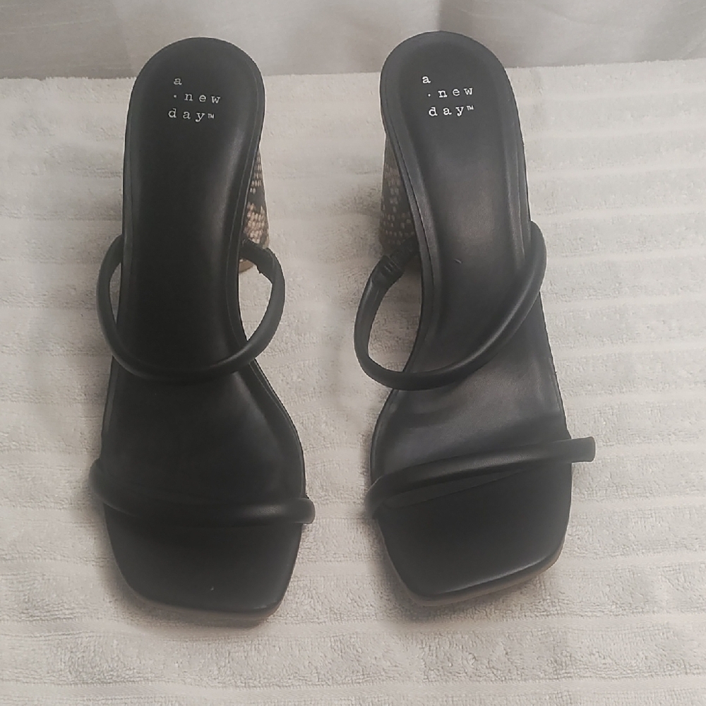 Black Minimalist Heeled Sandals‎ with Square Toe